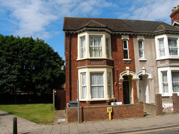 2 Bedroom Flat To Rent In Foster Hill Road, Bedford, Bedfordshire, MK41