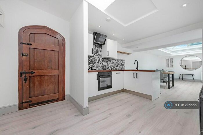 2 Bedroom Flat To Rent In Suffolk House, Weybridge, KT13