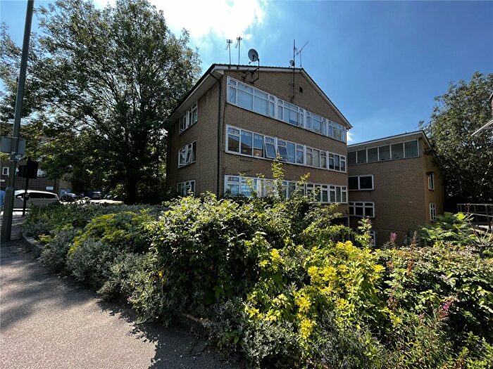 2 Bedroom Apartment To Rent In Cat Hill, East Barnet, EN4