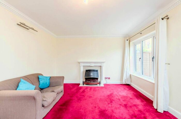 3 Bedroom Property To Rent In Tithe Barn Close, Kingston, Kingston Upon Thames, KT2