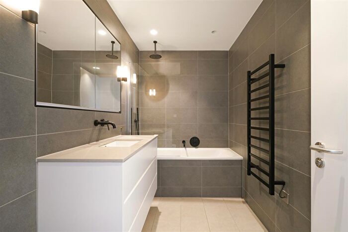 3 Bedroom Flat To Rent In Oberman Road, Brent, NW10