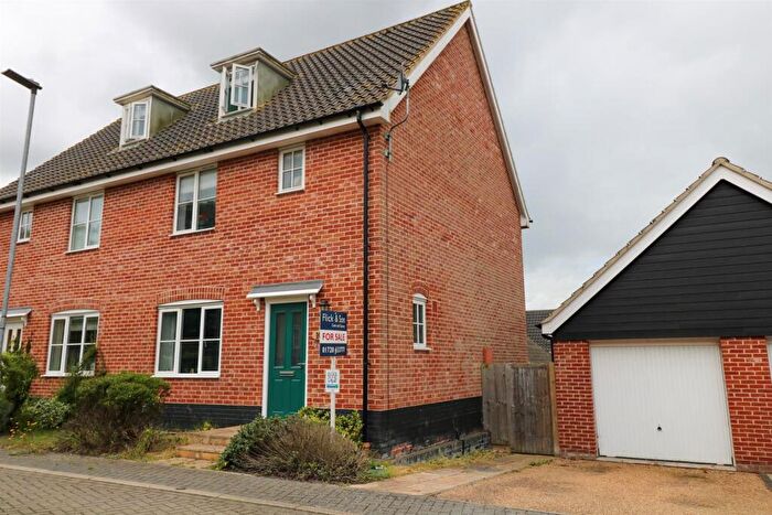 3 Bedroom Semi-Detached House For Sale In Yew Close, Saxmundham, IP17