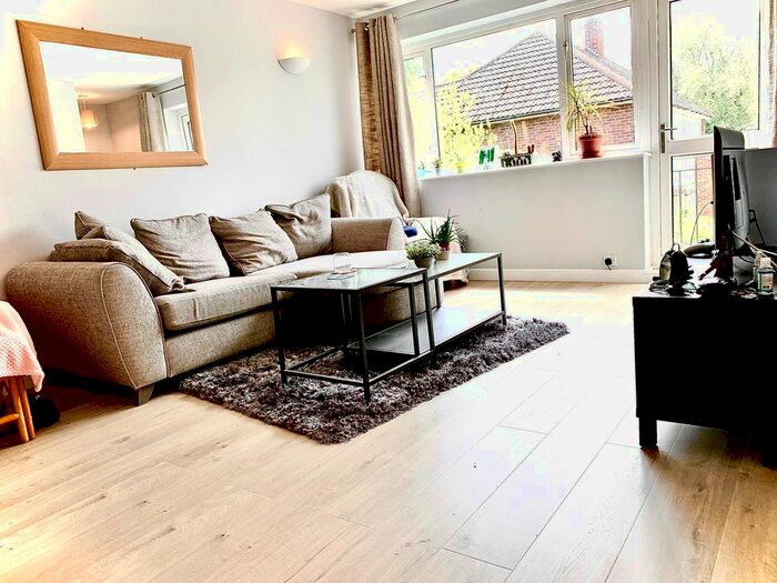 2 Bedroom Flat To Rent In Springfield Park, Twyford, RG10