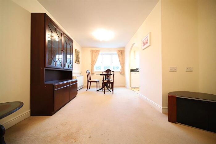 1 Bedroom Flat For Sale In Cockfosters Road, Cockfosters, Barnet, EN4