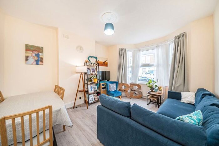 2 Bedroom Flat To Rent In Finborough Road, Tooting, SW17