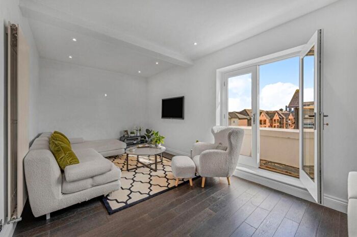 3 Bedroom Flat For Sale In Saunders Ness Road, Cubitt Town, E14