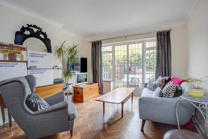 3 Bedroom Flat To Rent In Ethorpe Crescent, Gerrards Cross, Buckinghamshire, SL9