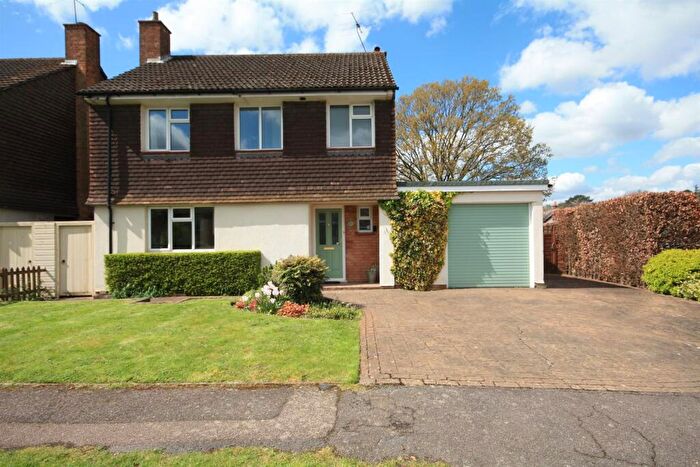 House For Sale In Barn Meadow Lane, Great Bookham, KT23