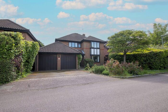 4 Bedroom Detached House To Rent In Lambyn Croft, Horley, RH6