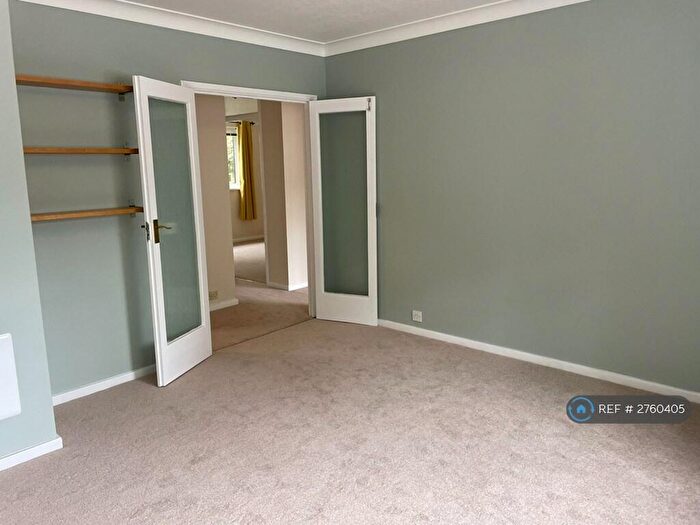 2 Bedroom Flat To Rent In Oak Hill, Surbiton, KT6