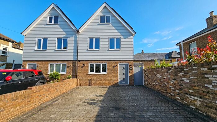 5 Bedroom Town House For Sale In Sea Holly Golf Road Deal, CT14