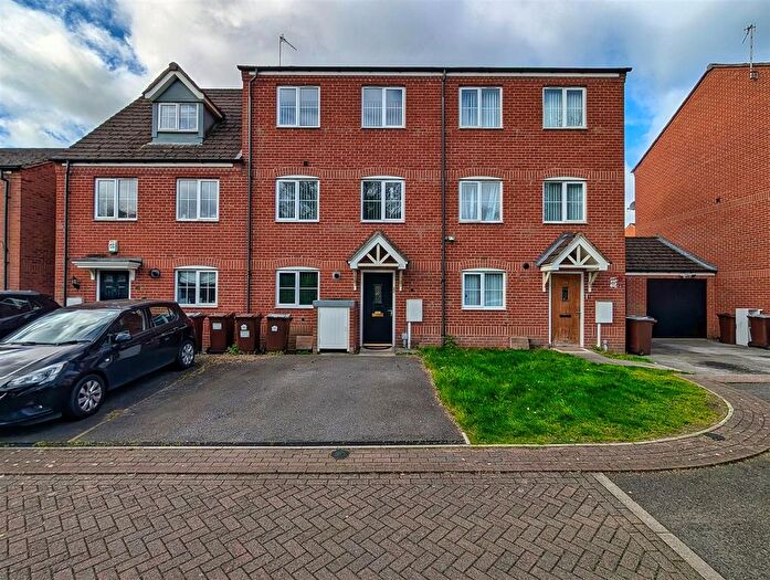 4 Bedroom Town House To Rent In Potters Hollow, Bulwell, Nottingham, NG6