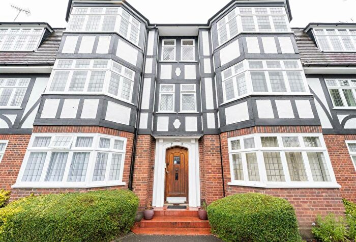2 Bedroom Flat To Rent In Eagle Court, Hermon Hill, Wanstead, E11