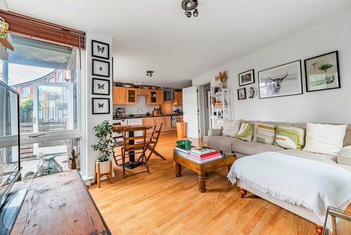 2 Bedroom Flat To Rent In Hunt Close, Holland Park, W11