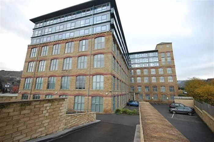 3 Bedroom Flat For Sale In Dewsbury Road, Elland, HX5
