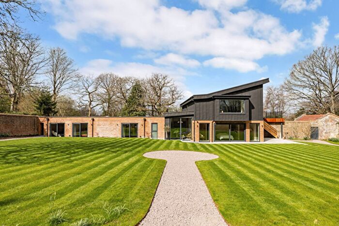 4 Bedroom Detached House For Sale In Turners Hill Road, Crawley, RH10