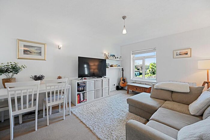 1 Bedroom Apartment For Sale In St. James Avenue, Sutton, SM1