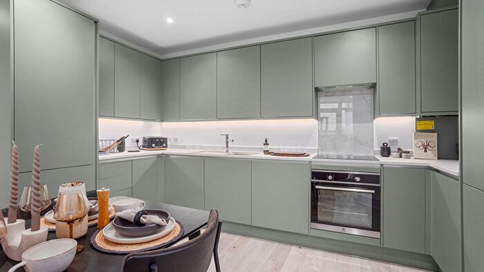 1 Bedroom Flat For Sale In Grovelands Road, Purley, CR8