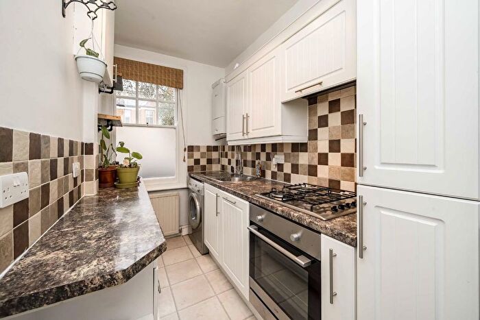 2 Bedroom Flat For Sale In Dancer Road, Kew, Richmond, TW9