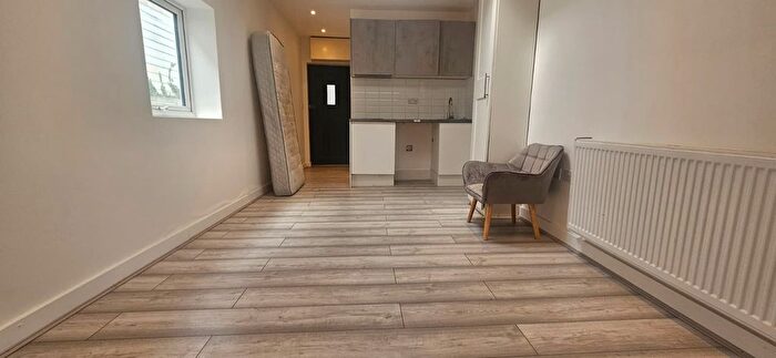 Studio To Rent In Sinclair Grove, NW11