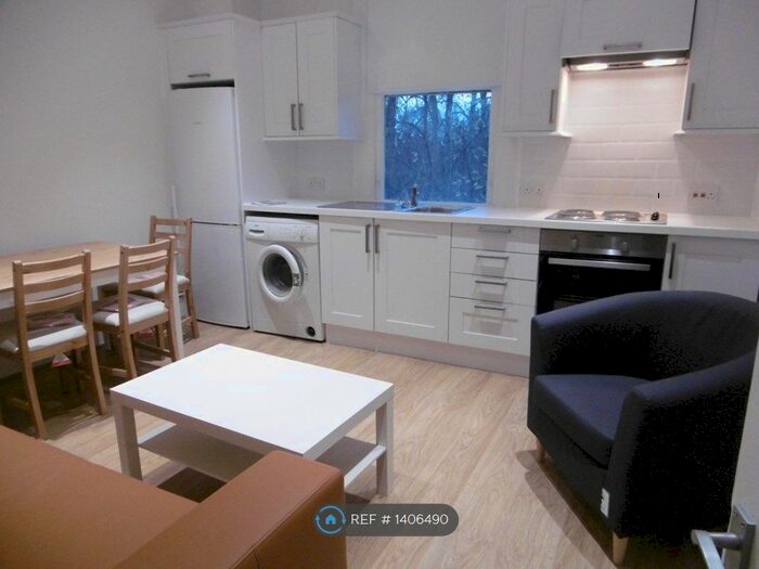 3 Bedroom Flat To Rent In Carlton Drive, London, SW15