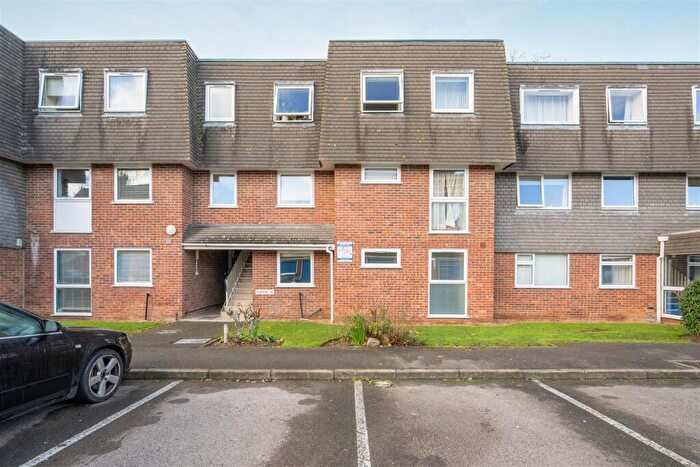 2 Bedroom Flat For Sale In Lawrence Court, Windsor, SL4