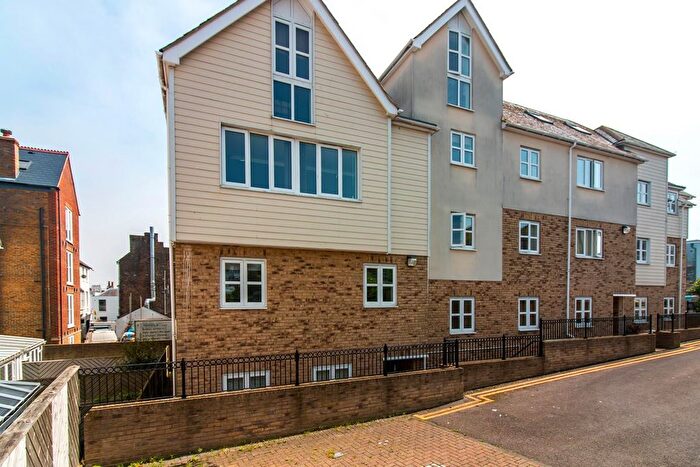 4 Bedroom Flat For Sale In Nash Gardens, Broadstairs, CT10
