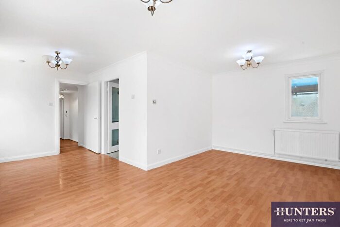 3 Bedroom Flat To Rent In High Road, London, N15