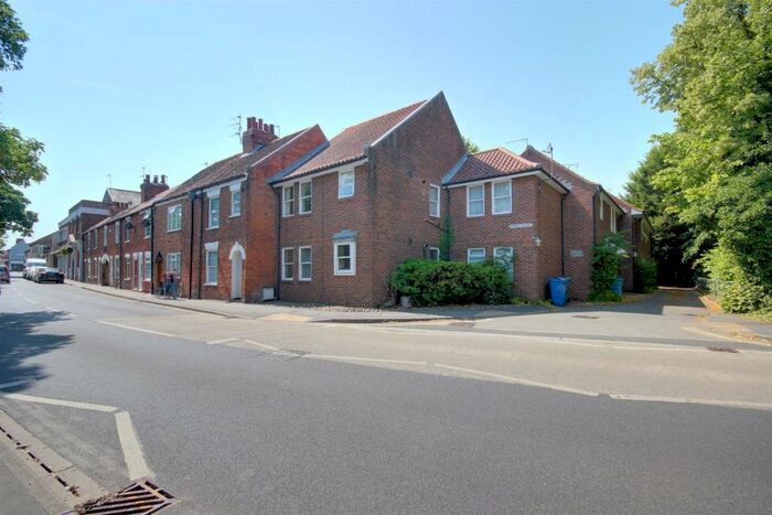 1 Bedroom Flat To Rent In Kings CourtKing StreetCottingham, HU16