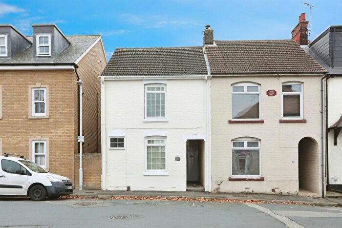 3 Bedroom End Of Terrace House For Sale In Connaught Road, Sittingbourne, ME10