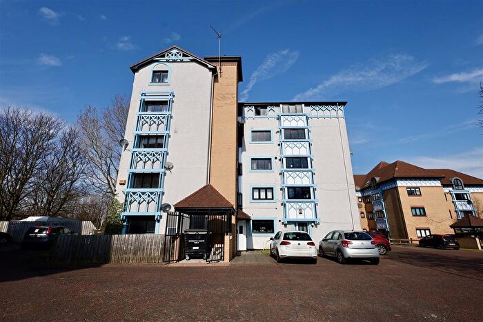3 Bedroom Maisonette To Rent In Cartington Court, Newcastle Upon Tyne, NE3