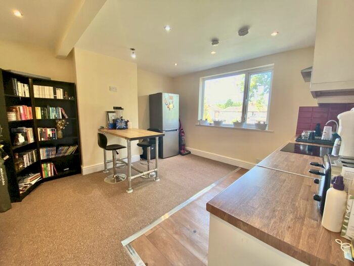 2 Bedroom Flat To Rent In Mauldeth Road West, Withington, Manchester, Greater Manchester, M20