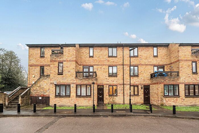 2 Bedroom Flat For Sale In St. Stephens Road, Hounslow, TW3
