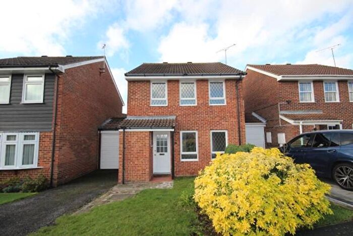 3 Bedroom Link Detached House To Rent In Whinhams Way, Billericay, CM12
