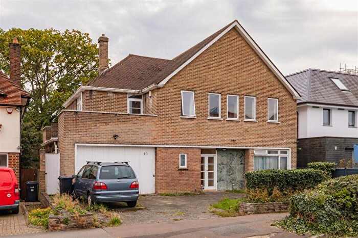5 Bedroom House For Sale In The Warren Drive, Wanstead, E11
