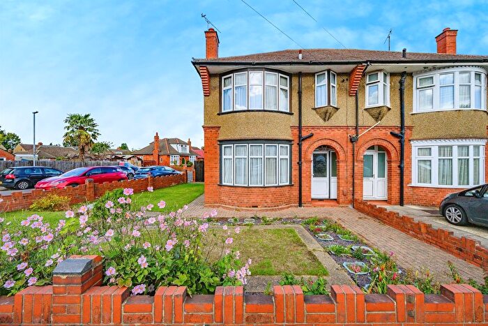 3 Bedroom Semi-Detached House For Sale In Austin Road, Luton, LU3