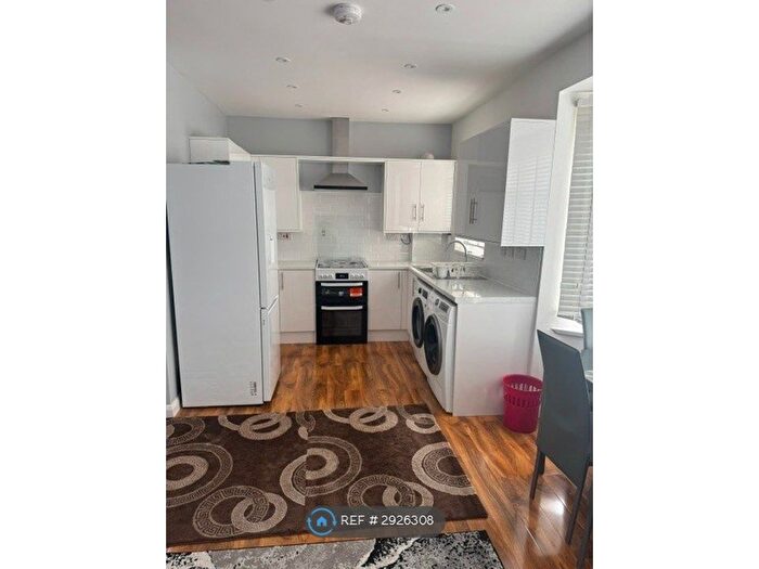 3 Bedroom Flat To Rent In Windmill Lane, Greenford, UB6