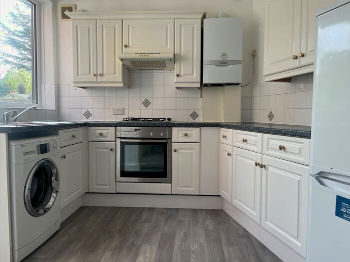 3 Bedroom Flat To Rent In Birchwood Road, London, SW17