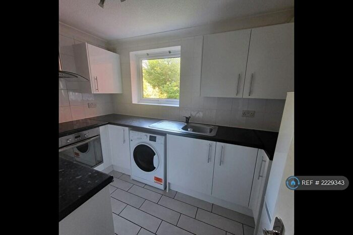 3 Bedroom Flat To Rent In Richmond Park Road, Bournemouth, BH8