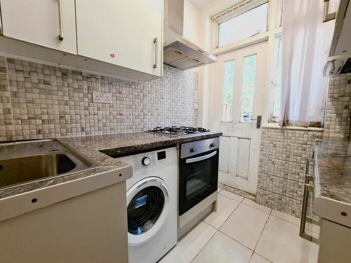 2 Bedroom Flat To Rent In Lyham Road, London, SW2
