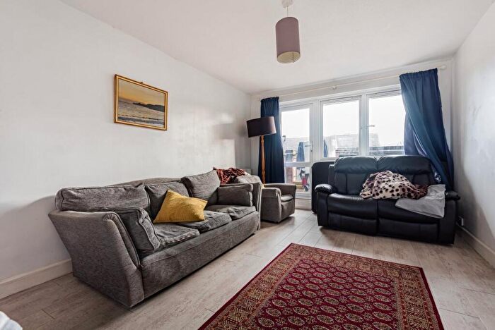 2 Bedroom Flat For Sale In Clifton Way, London, SE15