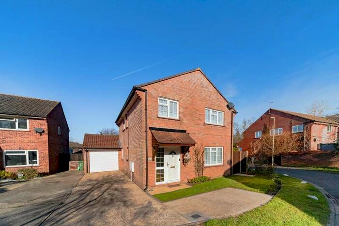 4 Bedroom Detached House For Sale In Winchfield Gardens Tadley, RG26