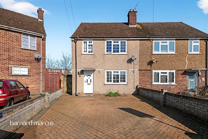 3 Bedroom Semi Detached House For Sale In Westbrook Square, Barnet, EN4