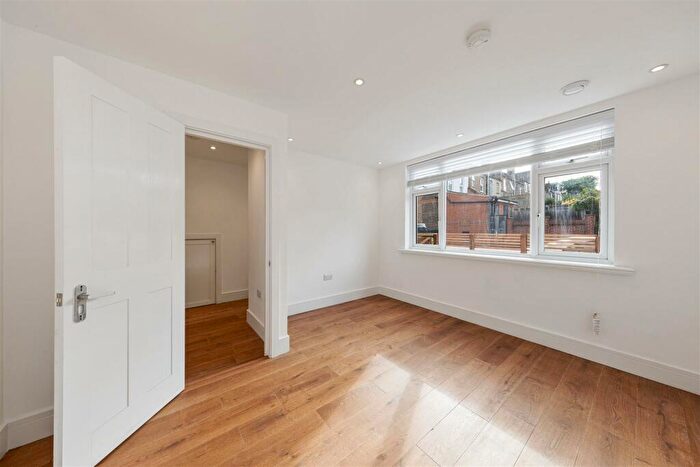 2 Bedroom Flat For Sale In Winns Avenue, Walthamstow, E17
