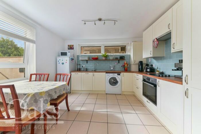 2 Bedroom Flat To Rent In Lanercost Close, London, SW2