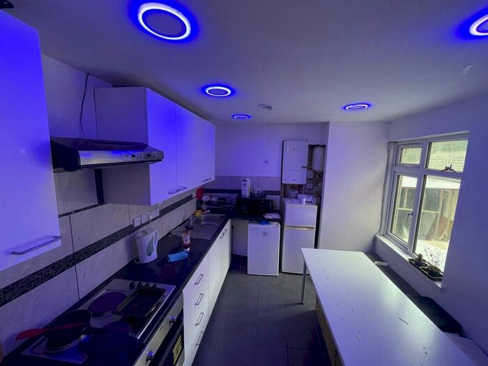 4 Bedroom Flat To Rent In Bristol Road, Selly Oak, Birmingham, B29