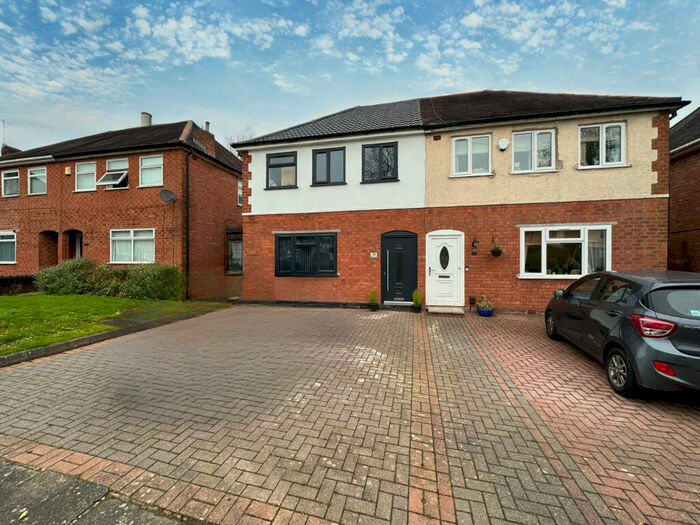 Semi-Detached House To Rent In Higgins Lane, Birmingham, West Midlands, B32