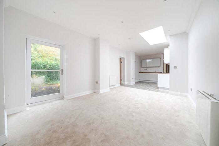 2 Bedroom Flat For Sale In Newbury, Berkshire, RG14