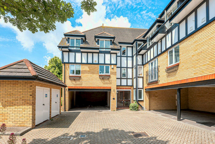 2 Bedroom Flat To Rent In Barnstaple Road, Southend-on-sea, SS1