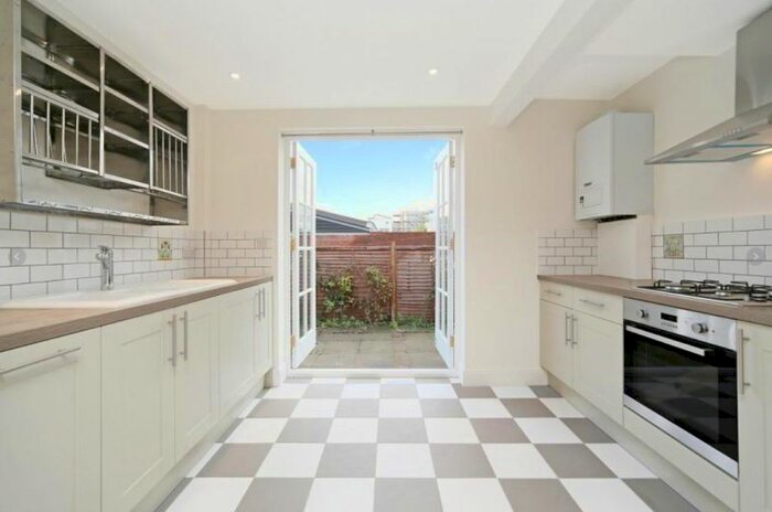 3 Bedroom Flat To Rent In Oakworth Road, London, W10